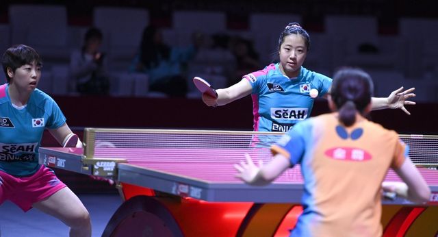 카타르 도하에서 막을 내린 2025세계탁구선수권대회는 선수들의 순수 기량을 확인할 수 있는 무대였다. 일본의 여자복식 오도-요코이 조는 세계랭킹 1위지만, 8강에서 30위 신유빈(오른쪽)-유한나(왼쪽)에 덜미를 잡혔다. 사진제공│대한탁구협회