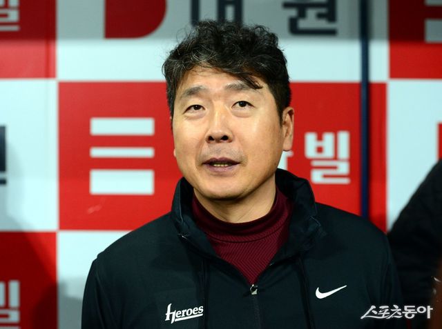 키움이 새로 영입한 외국인투수 라울 알칸타라가 임신한 아내의 건강상 이유로 예정보다 이틀 늦은 27일 입국한다. 홍원기 키움 감독은 25일 고척 KT전을 앞두고 “등판일이 이틀 정도 미뤄지는 것”이라고 설명했다. 스포츠동아DB