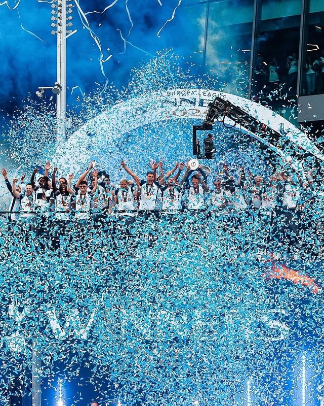 토트넘 선수들이 24일(한국시간) 북런던 일대에서 진행된 UEL 우승기념 카퍼레이드를 마친 뒤 토트넘 홋스퍼 스타디움 외부에서 진행된 세리머니에서 팬들을 향해 트로피를 들어올리며 기쁨을 나누고 있다. 사진출처｜토트넘 홋스퍼 페이스북