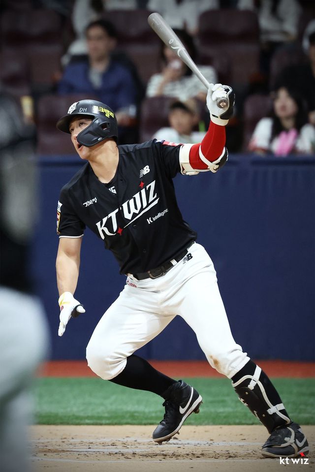 KT 황재균이 25일 고척 키움전에서 결승타를 포함한 3타수 1안타 1타점 1볼넷으로 팀의 2-0 승리를 이끌었다. KT는 시즌 첫 스윕을 거두며 상위권 도약의 발판을 마련했다. 사진제공｜KT 위즈