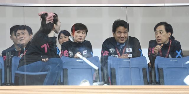 이태성 대한탁구협회장(오른쪽 2번째)은 아내 채문선 전 협회 부회장(왼쪽 2번째)와 함께 카타르 도하에서 열린 2025세계탁구선수권대회 현장을 찾아 선수들을 향한 응원을 아끼지 않았다. 세아홀딩스 대표이사인 그는 2022년부터 협회와 인연을 맺은 이래로 한국탁구의 ‘키다리 아저씨’ 역할을 자처했다. 사진제공│대한탁구협회