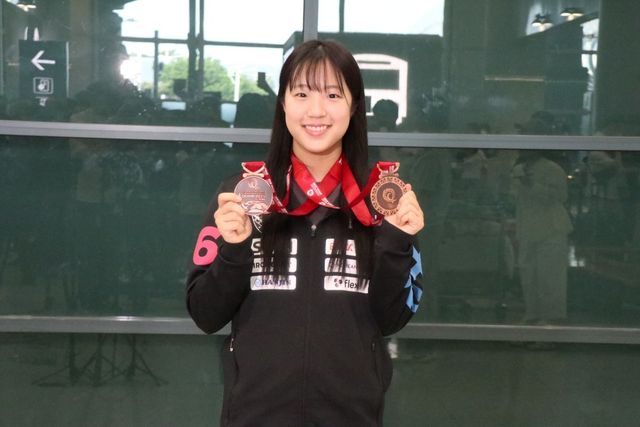 신유빈이 카타르 도하에서 열린 2025세계탁구선수권대회를 마치고 26일 인천국제공항을 통해 귀국했다. 이날 여자복식과 혼합복식 동메달을 들고 기뻐하는 모습. 사진제공│대한탁구협회