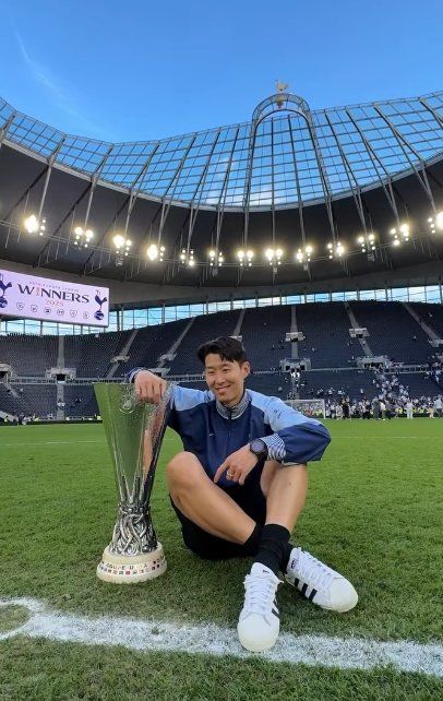 토트넘 주장 손흥민이 26일(한국시간) 토트넘 홋스퍼 스타디움에서 열린 브라이턴과 EPL 최종전 홈경기가 끝난 뒤 UEL 트로피를 옆에 두고 환하게 웃고 있다. 사진출처｜토트넘 페이스북