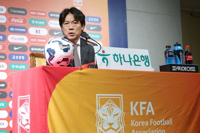 홍명보 축구국가대표팀 감독은 26일 서울 종로구 축구회관에서 열린 기자회견에서 “유럽에서 뛰든, K리그 소속이든 선수들의 최근 경기력을 가장 중점적으로 고려했다”며 대표팀 선발 원칙을 밝혔다. 사진제공｜대한축구협회