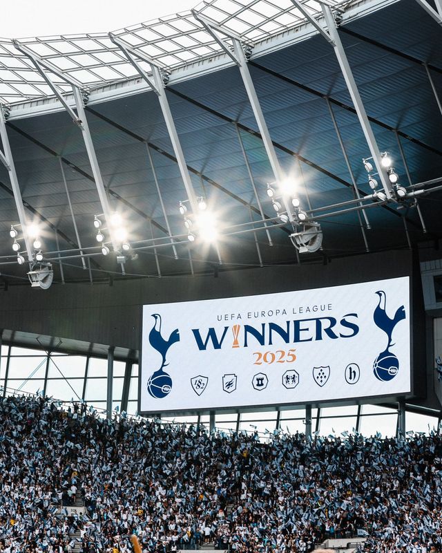 토트넘 팬들이 26일(한국시간) 토트넘 홋스퍼 스타디움에서 열린 브라이턴과 EPL 최종전 홈경기가 끝난 뒤 UEL 우승을 자축하고 있다. 사진출처｜토트넘 페이스북