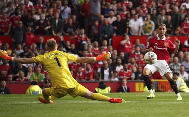 안토니(오른쪽)는 맨유 시절 거액의 이적료에 걸맞지 않게 부진하며 비판을 샀다. 그러나 레알 베티스 임대이적으로 분위기를 바꿨다. 그는 “맨유 시절 부진으로 우울감에 젖어 계속 눈물이 쏟아졌다”고 돌아봤다. AP뉴시스