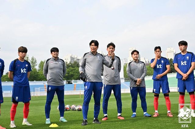 U-20 축구대표팀 이창원 감독(가운데)이 19일부터 22일까지 강원도 원주시에서 진행된 국내 소집 훈련 도중 선수들을 모아놓고 이야기하고 있다. 사진제공｜대한축구협회