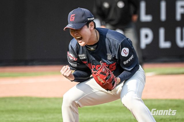 롯데 최준용이 25일 대전 한화전에서 7-6으로 앞선 7회말 2사 2루 위기를 막아낸 뒤 포효하고 있다. 사진제공｜롯데 자이언츠