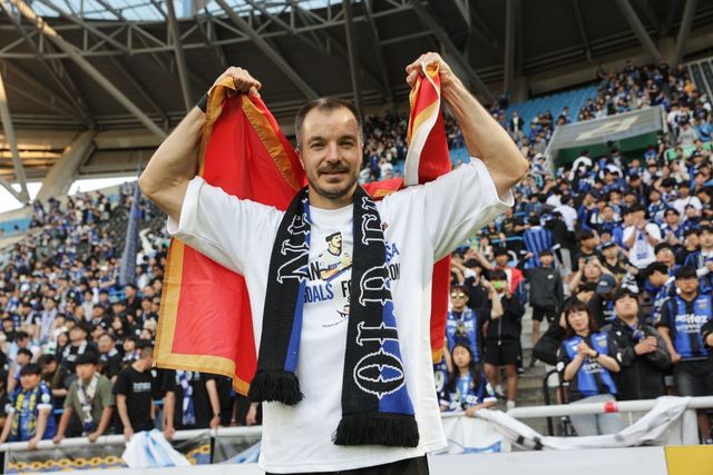 인천의 스트라이커 무고사가 25일 전남과 홈경기에서 멀티골을 터트리며 2-0 승리에 앞장섰다. 경기 후 관중과 함께 기념촬영을 하는 무고사. 사진제공｜한국프로축구연맹