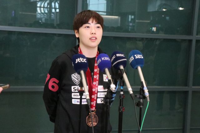 유한나가 카타르 도하에서 열린 2025세계탁구선수권대회를 마치고 26일 인천국제공항을 통해 귀국했다. 그는 이번 대회에서 신유빈과 함께 여자복식 동메달을 합작했다. 사진제공│대한탁구협회
