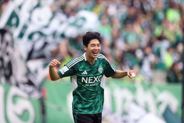 전북에서 연일 무력시위를 이어온 ‘특급 날개’ 전진우는 홍명보 감독의 눈도장을 받으며 생애 첫 대표팀 승선의 기쁨을 누렸다. 그는 이라크~쿠웨이트와 2026북중미월드컵 아시아 최종예선 마지막 2연전에서 A매치 데뷔를 기대하고 있다. 사진제공｜한국프로축구연맹