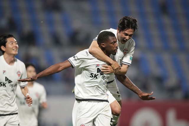 제주 이탈로가 27일 수원종합운동장에서 열린 수원FC와 K리그1 16라운드 원정경기에서 전반 34분 헤더골을 터트린 뒤 동료들의 축하를 받고 있다. 사진제공｜한국프로축구연맹