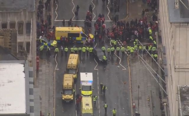 영국 공영방송 ‘BBC’는 27일(한국시간) “리버풀의 우승 퍼레이드 도중 차량 한 대가 군중 속으로 돌진해 27명이 병원으로 이송됐다”고 보도했다.