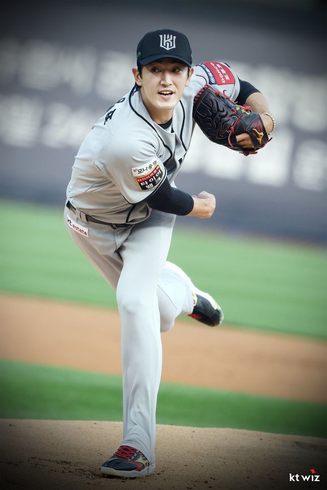 KT 에이스 고영표가 27일 수원KT위즈파크에서 열린 두산과 홈경기에 선발등판해 역투하고 있다. 이날 승리로 4연승을 달린 KT는 상위권 도약의 희망을 한층 키웠다. 사진제공｜KT 위즈