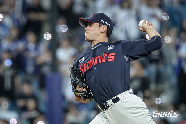 롯데 김진욱이 27일 대구삼성라이온즈파크에서 열린 삼성과 원정경기 7회말 구원등판해 역투하고 있다. 사진제공｜롯데 자이언츠