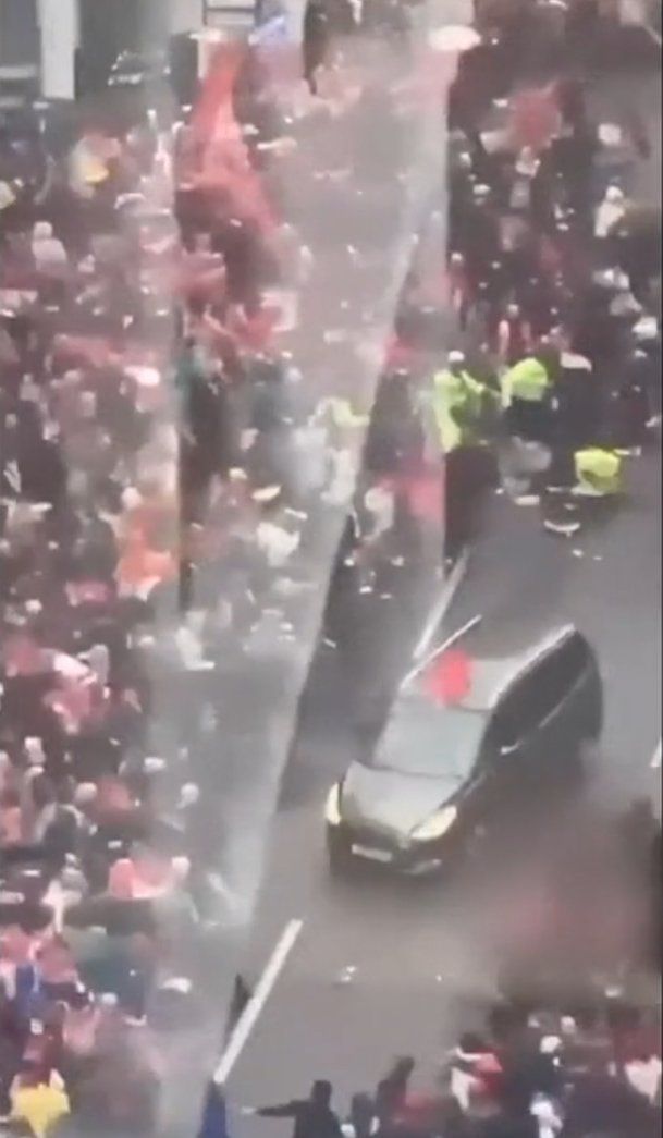 영국 공영방송 ‘BBC’는 27일(한국시간) “리버풀의 우승 퍼레이드 도중 차량 한 대가 군중 속으로 돌진해 27명이 병원으로 이송됐다”고 보도했다.