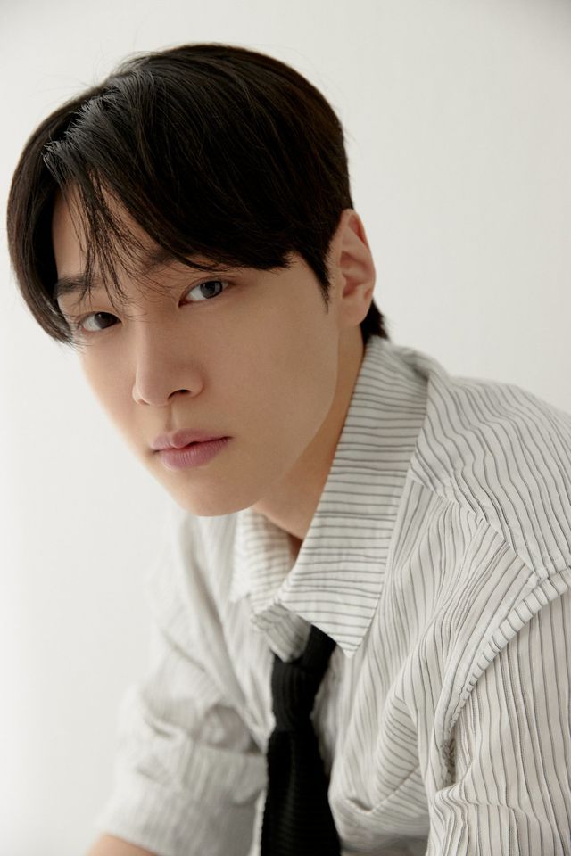 ‘폭싹 속았수다’, ‘언젠가는 슬기로울 전공의생활’로 흥행 2연타를 터뜨린 배우 강유석이 오는 7월 5일 tvN 드라마 ‘서초동’으로 3연타를 노린다. 의사에 이어 변호사로 다시 한번 전문직 역할을 맡게 된 강유석은 ‘언슬전’이 ‘사회초년생의 청춘 서사’라면 ‘서초동’은 ‘사회중년생만의 농밀한 성장 이야기’이라고 언급했다. 사진제공 | 저스트 엔터테인먼트