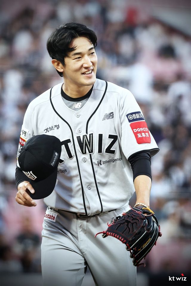 KT 에이스 고영표가 27일 수원KT위즈파크에서 열린 두산과 홈경기에 선발등판해 이닝을 마무리한 뒤 동료들에게 모자를 벗어 인사하고 있다. 사진제공｜KT 위즈