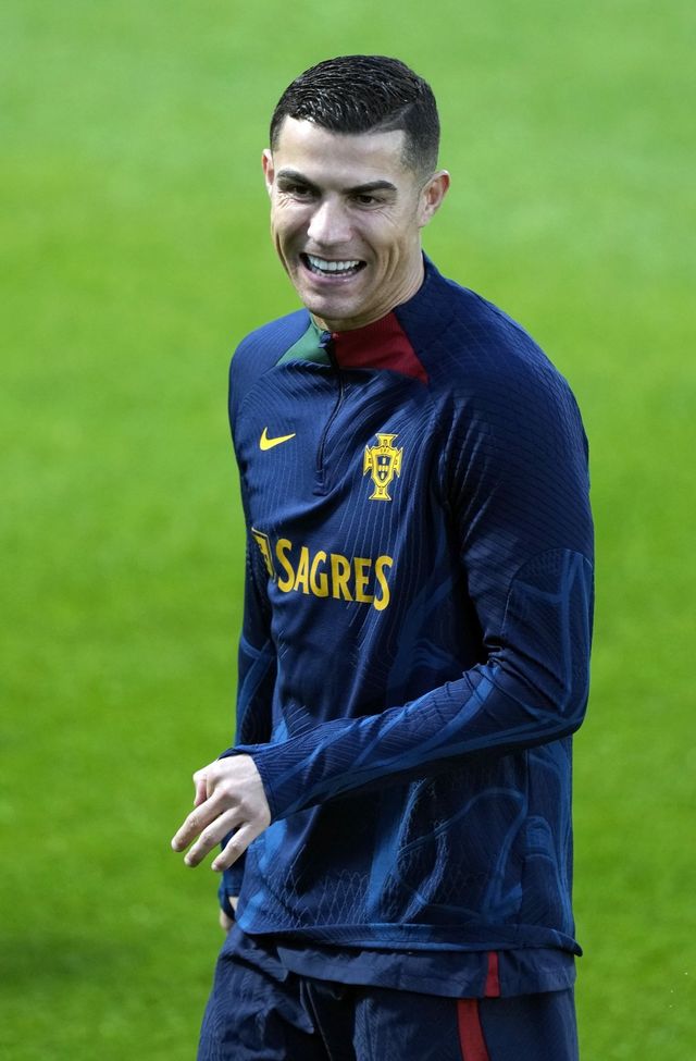 크리스티아누 호날두의 멕시코행 가능성이 제기됐다. 2025 FIFA 클럽월드컵 출전을 원하는 그는 출전권을 갖고 있는 몬테레이행을 고려하고 있는 것으로 전해졌다. 과거 레알 마드리드에서 한솥밥을 먹은 라모스도 그에게 몬테레이행을 권하고 있는 것으로 알려졌다. AP뉴시스