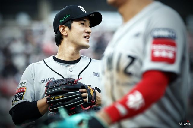 KT 에이스 고영표가 27일 수원KT위즈파크에서 열린 두산과 홈경기에 선발등판해 이닝을 마무리한 뒤 덕아웃 앞에서 야수들을 기다리고 있다. 사진제공｜KT 위즈