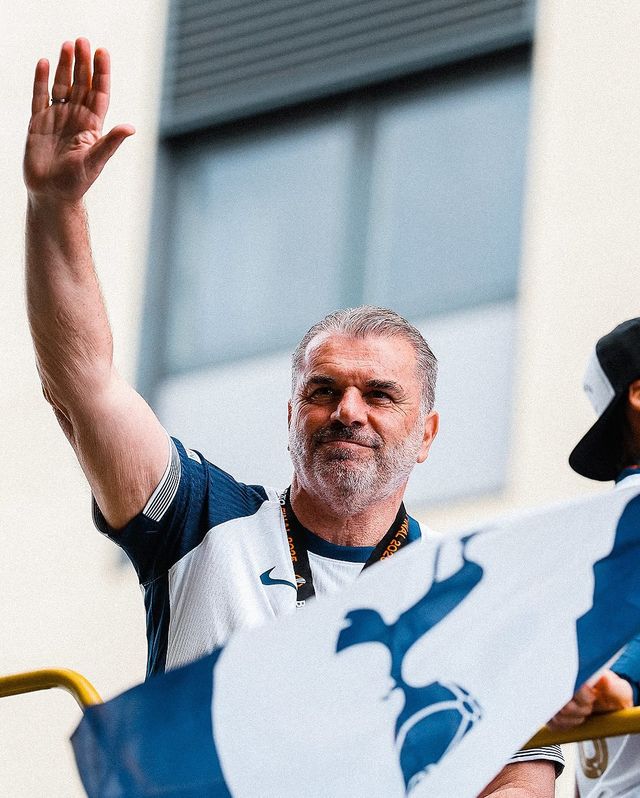 포스테코글루 감독은 “정말 이상하다. 솔직히 말해서, UEL 우승에도 여전히 내 미래를 두고 이야기가 나오는 것이 이해되진 않는다”며 “이번 우승은 구단 역사에 큰 영향을 미칠 족적”이라고 말했다. 사진출처｜토트넘 페이스북