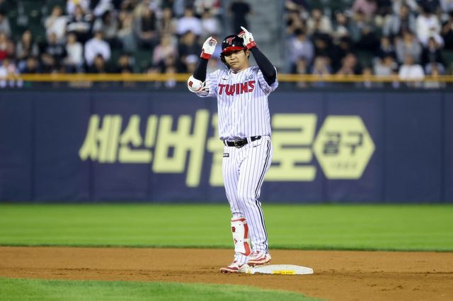 LG 문보경이 27일 잠실구장에서 열린 한화전에서 6회말 2루타를 날린 뒤 덕아웃을 향해 세리머니를 하고 있다. 올해 문보경은 좌투수를 상대로 0.400의 성적을 올렸다. 중심타선에서 확실한 공격력을 보이며 팀 상승세를 이끌고 있다. 사진제공｜LG 트윈스