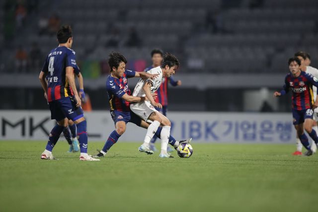 제주 김주공과 수원FC 장윤호가 27일 수원종합운동장에서 열린 K리그1 16라운드 경기 도중 치열한 볼다툼을 벌이고 있다. 사진제공｜한국프로축구연맹