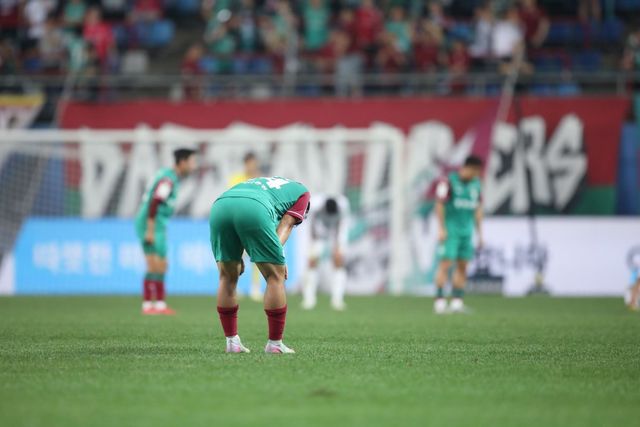 대전하나 선수들이 27일 대전월드컵경기장에서 열린 포항과 K리그1 16라운드 홈경기에서 1-3으로 패한 뒤 허리를 굽히며 허탈해하고 있다. 수비 불안이 아킬레스건으로 작용하는 모습이다. 사진제공｜한국프로축구연맹