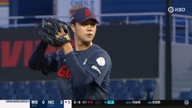 롯데 윤성빈이 28일 창원NC파크에서 열린 퓨처스리그 NC와 원정경기에 구원등판해 투구 동작을 취하고 있다. 사진출처｜KBO 유튜브 티빙 중계화면 캡처