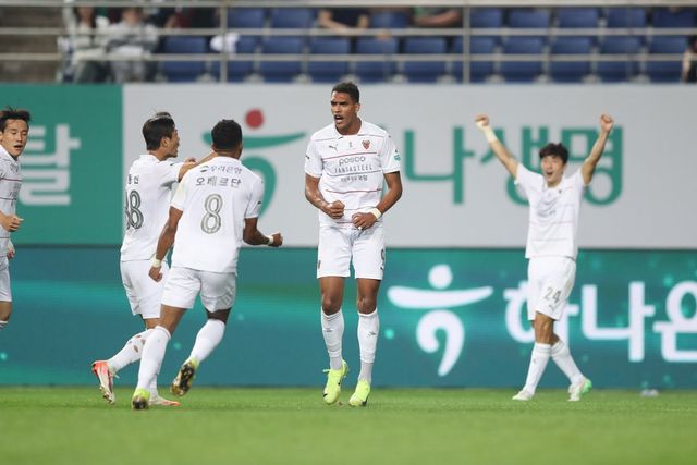 포항 조르지(오른쪽 2번째)가 27일 대전월드컵경기장에서 열린 대전하나와 2025시즌 K리그1 16라운드 원정경기에서 1-1로 맞선 전반 37분 시즌 마수걸이 골을 뽑고 기뻐하고 있다. 포항이 3-1로 이겼다. 사진제공│한국프로축구연맹