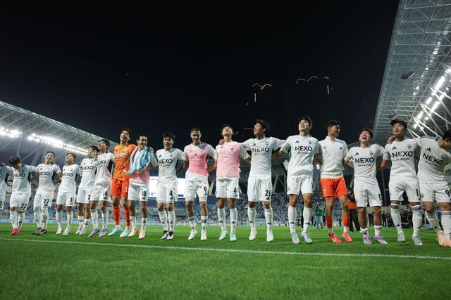 전북 선수들이 27일 대구아이엠뱅크파크에서 열린 대구와 K리그1 16라운드 원정경기에서 4-0 대승을 거두면서 리그 선두에 올라선 뒤 원정 팬들과 승리의 세리머니를 하고 있다. 사진제공｜한국프로축구연맹