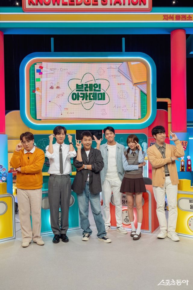 기존의 두뇌 서바이벌 프로그램과는 다르다. 황제성, 이상엽, 전현무, 하석진, 윤소희, 궤도(왼쪽부터)가 출연하는 채널A 새 프로그램 ‘브레인 아카데미’가 경쟁 대신 ‘화합’을 내세우는 새로운 ‘뇌지컬 예능’으로 주목 받고 있다. 사진제공｜채널A