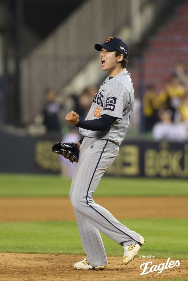 한화 조동욱이 28일 잠실구장에서 열린 LG전에 등판해 연장 11회말 아웃카운트를 잡은 뒤 포효하고 있다. 0.2이닝 무실점 투구를 한 조동욱은 데뷔 첫 세이브를 수확했다. 사진제공｜한화 이글스