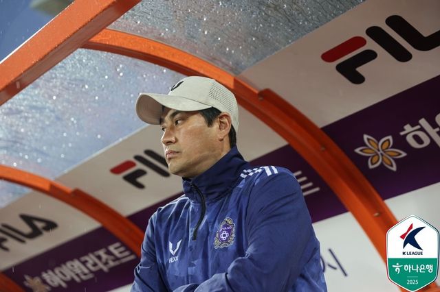 유병훈 안양 감독이 28일 강원과 원정경기에서 그라운드를 바라보고 있다. 사진제공｜한국프로축구연맹