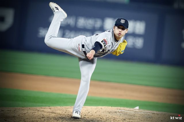 KT 마무리투수 박영현이 27일 수원KT위즈파크에서 열린 두산과 홈경기에 구원등판해 역투하고 있다. 사진제공｜KT 위즈