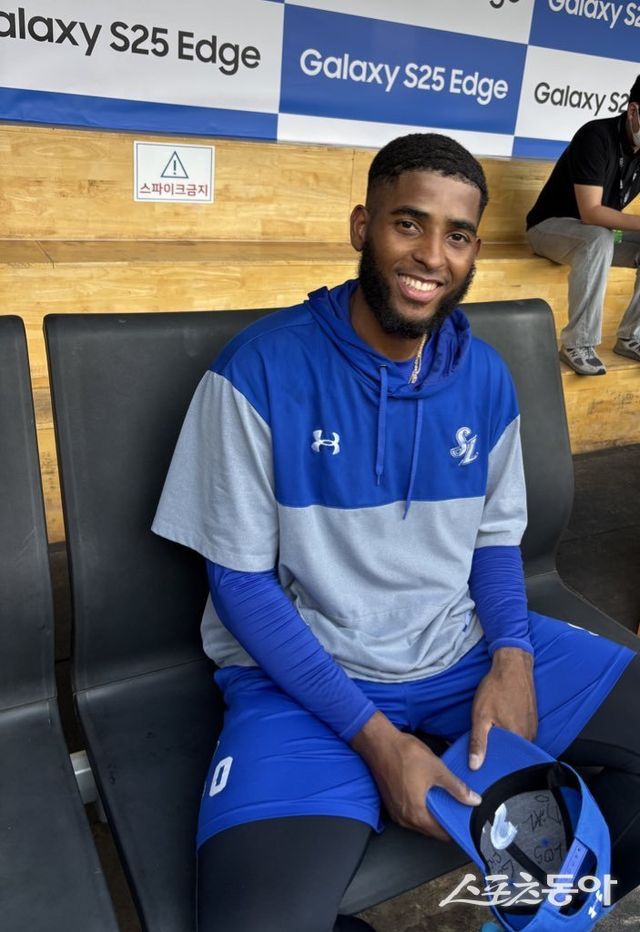 삼성 디아즈가 27일 대구삼성라이온즈파크에서 인터뷰를 마친 뒤 활짝 웃고 있다. 대구ㅣ강산 기자 posterboy@donga.com