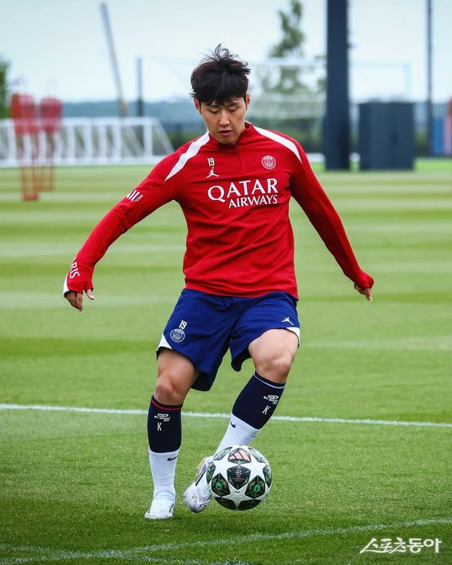 PSG 이강인은 박지성, 손흥민에 이어 한국 선수로 역대 3번째 UCL 결승전에 도전한다. 출전 여부를 떠나 유럽 빅클럽들과 연결된 상황에서 이강인은 우승과 함께 ‘트레블(3관왕)’을 달성해 가치를 높이려 한다. 결승을 앞두고 클럽하우스 ‘캠퍼스 PSG’에서 훈련하는 모습. 사진출처｜PSG 페이스북