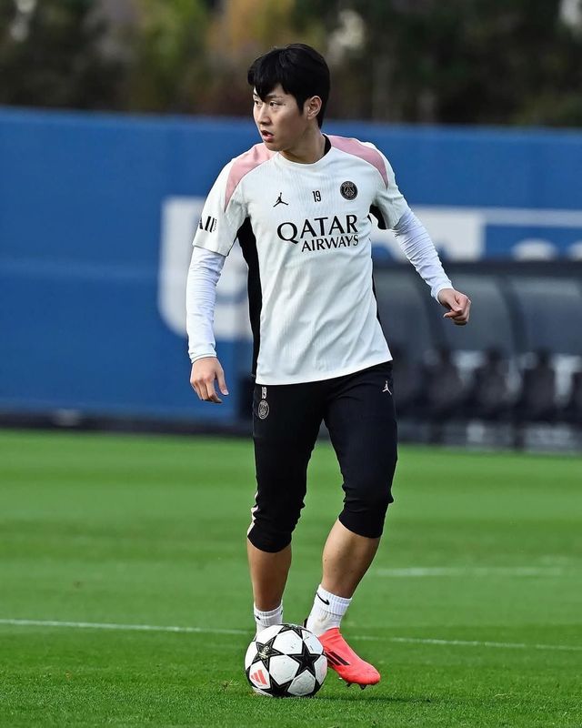 PSG 이강인이 UCL 경기를 앞두고 클럽하우스 ‘PSG 캠퍼스’에서 진행된 팀 훈련을 하고 있다. 그는 구단 홈페이지를 통해 승리와 우승을 확신했다. 사진출처 ｜PSG 페이스북