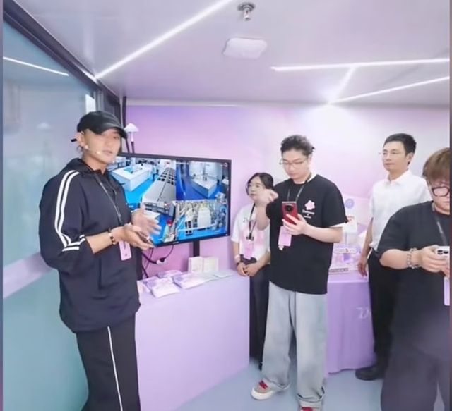 자신이 론칭한 생리대 브랜드 제품에 대해 설명하고 있는 타오(왼쪽). (사진출처=더우인)