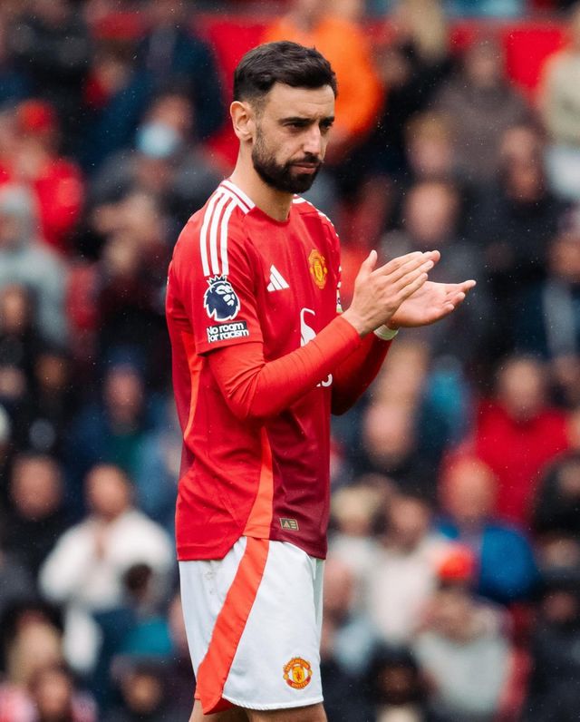 영국 매체 ‘스카이스포츠’는 27일(한국시간) “후벵 아모림 맨체스터 유나이티드 감독은 브루노 페르난데스의 이탈을 두려워 하고 있다. 아모림 감독은 페르난데스를 여전히 팀의 핵심으로 생각한다”고 보도했다.