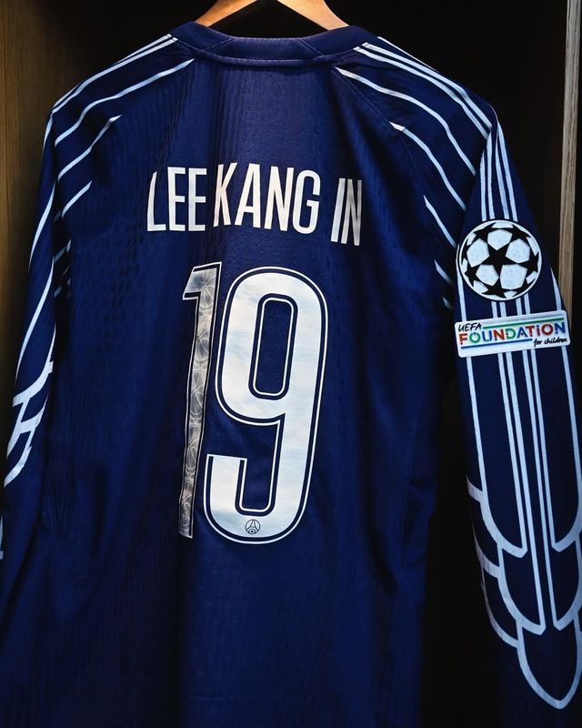 경기장 라커룸에 걸린 PSG 이강인의 UCL 유니폼. 사진출처｜PSG 페이스북