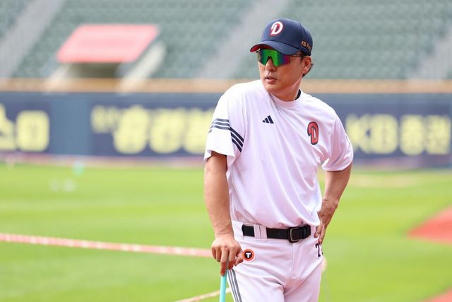 이승엽 두산 감독은 28일 수원 KT전을 앞두고 선발 라인업에서 주전 양석환, 강승호를 동시에 제외했다. “매일 뛰는 선수도 못하면 못 나간다”는 무언의 메시지다. 사진제공｜두산 베어스