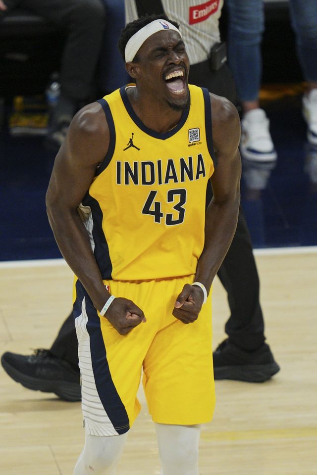 인디애나의 파스칼 시아캄이 28일(한국시간) 게인브릿지&nbsp;필드하우스에서 열린 뉴욕과&nbsp;NBA&nbsp;PO&nbsp;동부&nbsp;콘퍼런스 결승 4차전 도중&nbsp;득점에 성공한 뒤 포효하고 있다. 시아캄은 30점을 기록해 인디애나의 승리를 도왔다. 인디애나폴리스(미 인디애나주)｜AP뉴시스