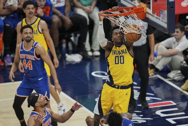 인디애나의 베네딕트 마트린(오른쪽)이 28일(한국시간) 게인브릿지&nbsp;필드하우스에서 열린 뉴욕과&nbsp;NBA&nbsp;PO&nbsp;동부&nbsp;콘퍼런스 결승 4차전 도중 덩크슛을 터트리고 있다. 마트린은 3·4쿼터 공격에서 힘을 보태 인디애나가 승리를 지키는데 앞장섰다. 인디애나폴리스(미 인디애나주)｜AP뉴시스