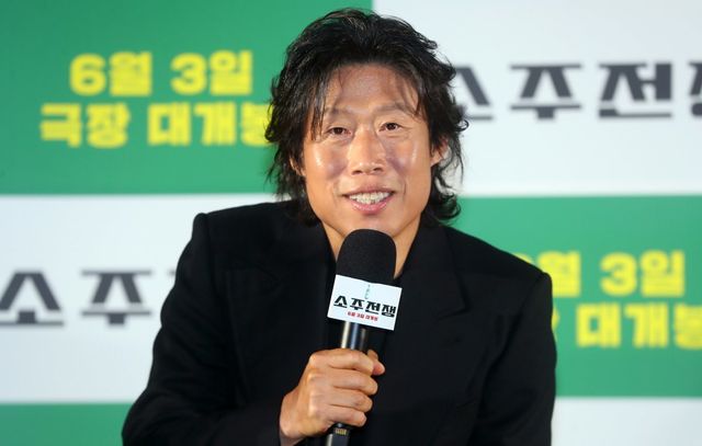 [서울=뉴시스] 김혜진 기자 = 배우 유해진이 24일 오전 서울 강남구 메가박스 코엑스에서 열린 영화 ‘소주전쟁’(감독 최윤진) 제작보고회에서 인사말을 하고 있다. ‘소주전쟁’은 1997년 IMF 외환위기, 소주 회사가 곧 인생인 재무이사 종록과 오로지 성과만 추구하는 글로벌 투자사 직원 인범이 대한민국 국민 소주의 운명을 걸고 맞서는 이야기로 오는 6월 3일 개봉된다. 2025.04.24. jini@newsis.com