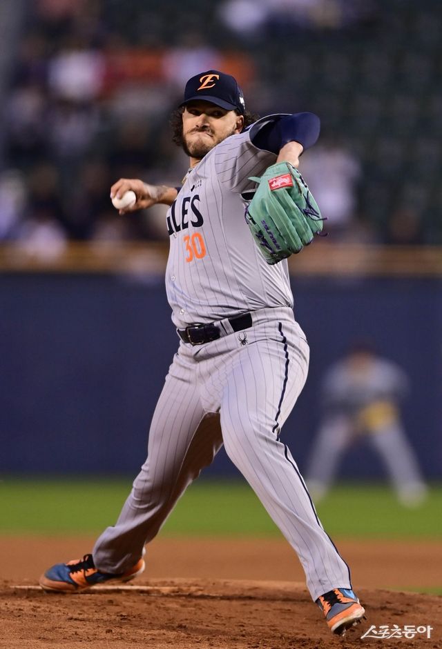 한화 코디 폰세는 올해 잠실구장에서만 평균자책점(ERA) 5.54를 기록했다. 그의 시즌 ERA가 1.94임을 감안하면, 매우 높은 수치다. 넓은 크기로 투수에게 안정감을 주는 잠실에서 ERA가 높은 건 폰세에게 숙제로 남아 있다. 스포츠동아DB