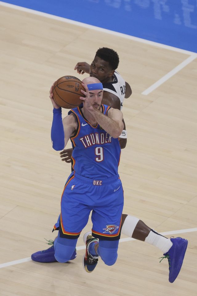 오클라호마시티의 알렉스 카루소(9번)가 29일(한국시간) 페이콤센터에서 열린 미네소타와 NBA PO&nbsp;서부 콘퍼런스 결승 5차전 도중 미네소타의 패스를 가로채고 있다. 오클라호마시티가 경기 초반부터 강력한 수비력을 발휘하는데 카루소의 역할이 절대적이었다. 오클라호마시티(미&nbsp;오클라호마주)｜AP뉴시스