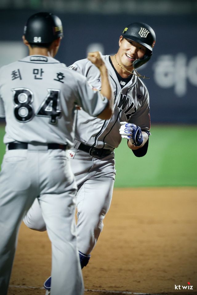 ‘한국의 애런 저지’ KT 안현민(뒤)이 29일 수원KT위즈파크에서 열린 두산과 홈경기 5회말 2사 만루서 장외 만루홈런을 터트린 뒤 최만호 작전·주루코치와 기쁨을 나누고 있다. 사진제공｜KT 위즈