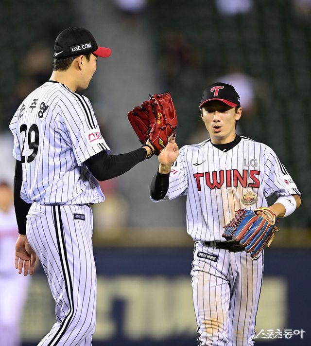 LG 손주영(왼쪽)과 신민재. 스포츠동아DB