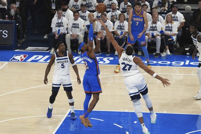 오클라호마시티의 샤이 길저스-알렉산더(가운데)가 29일(한국시간) 페이콤센터에서 열린 미네소타와 NBA PO 서부 콘퍼런스 결승 5차전 도중 루디 고베어(오른쪽)의 블로킹을 피해 점프슛을 시도하고 있다. 오클라호마시티가 미네소타를 꺾고, 시리즈 전적 4승1패로 2012년 이후 13년 만에 콘퍼런스 우승을 차지하며 파이널에 진출했다. 오클라호마시티(미 오클라호마주)｜AP뉴시스